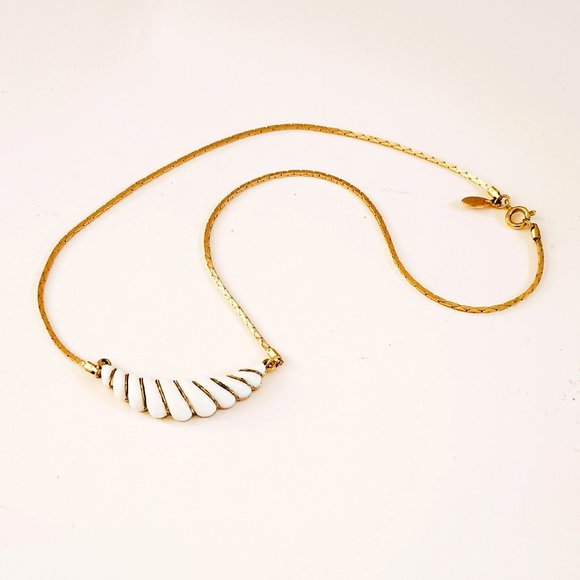 Avon 80's Gatsby Collection Necklace 16" Vintage White Scalloped Swirl Gold Tone - Picture 4 of 7